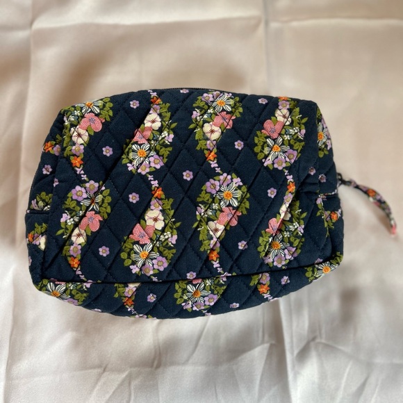 New Vera Bradley Floral Quilted Women's Bag - Picture 2 of 2